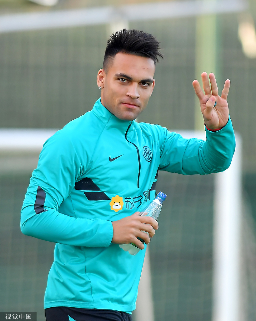 劳塔罗·马丁内斯专注进行控球训练，阳光勾勒出他坚毅的侧脸，蓝黑战袍在绿茵场上格外醒目。