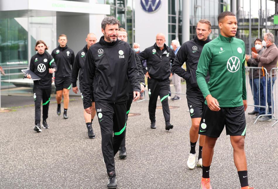 夕阳西下，沃尔夫斯堡的训练场上，球员们围成一圈聆听范博梅尔的最后总结，新帅的首日工作接近尾声，而属于他的狼堡时代才刚刚开始。