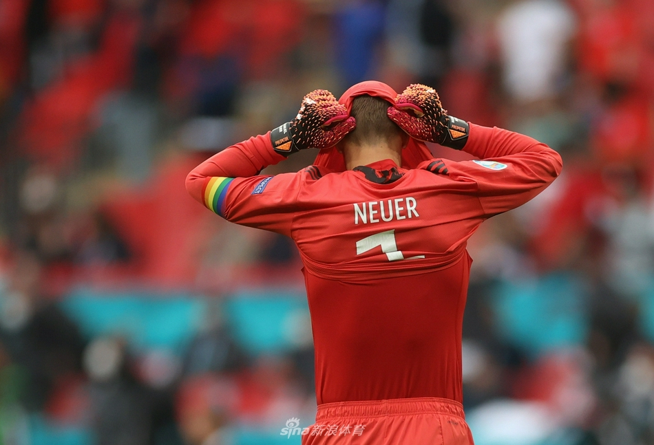 C罗瘫坐在草坪上，黯然神伤，金色的队长袖标被攥在手中，仿佛还带着余温，不远处是葡萄牙球员们失落的身影，宣告了卫冕冠军的征程在此终结。