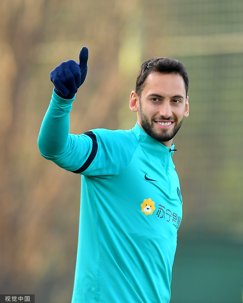 什克里尼亚尔与队友进行高强度一对一防守演练，肌肉紧绷，对抗激烈，展现钢铁防线的锻造过程。