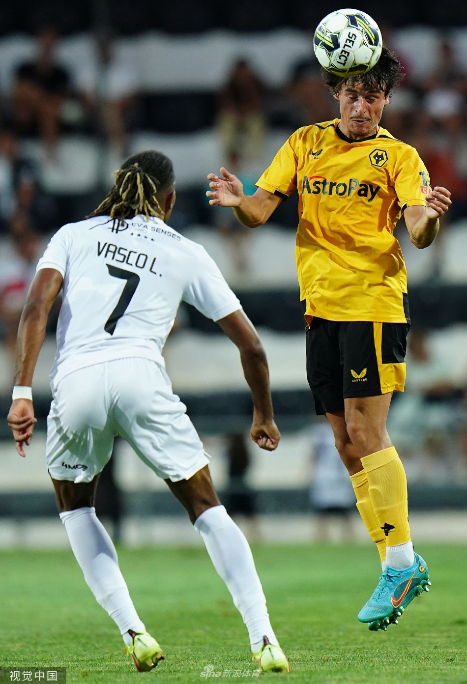 法伦斯球员高高跃起，力压狼队防守球员，以一记势大力沉的头槌攻门，皮球如炮弹般飞向球门，门将奋力扑救。