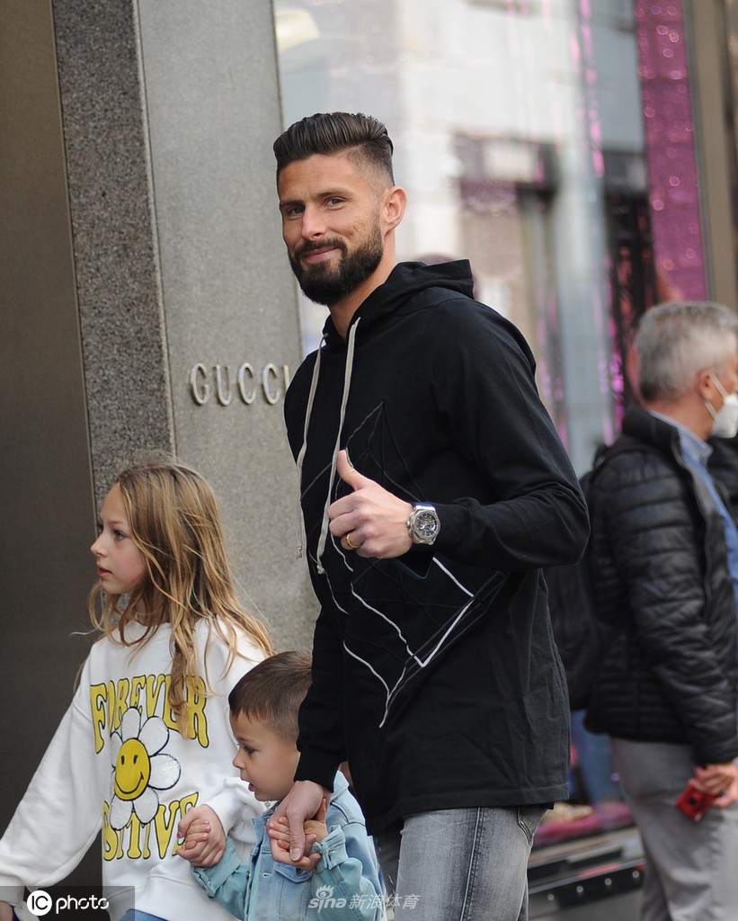 吉鲁妻子珍妮弗笑容灿烂，手提购物袋，一家人在街头悠闲漫步，温馨日常