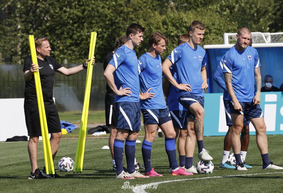 训练场上，芬兰球员们正在进行高强度的抢圈练习，皮球在球员之间快速传递，专注与默契在这一刻体现得淋漓尽致。