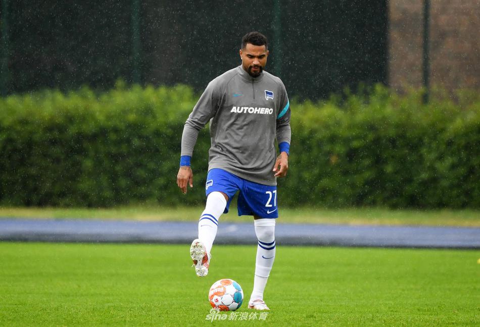 在柏林淅沥的小雨中，凯文-博阿滕目光如炬，他赤裸着上身，露出结实的肌肉，正全神贯注地进行着身体核心力量的训练，每一滴雨水似乎都在见证着这位老将回归母队后想要倾尽所有的决心。