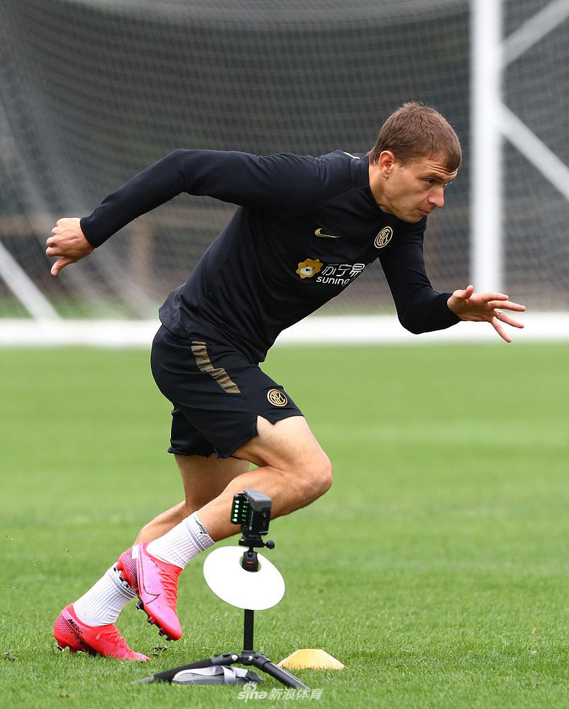 镜头拉近，中后卫什克里尼亚尔在训练中神情严肃，他标志性的贴身逼抢动作定格在空中，仿佛已将对手的进攻威胁扼杀于萌芽。