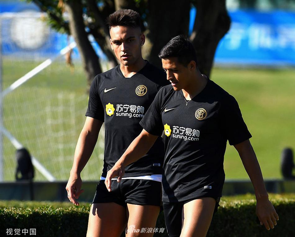 训练场上欢声笑语，比利时锋霸卢卡库露出标志性憨厚笑容，与队友丹麦中场埃里克森勾肩搭背，两人私下交情在细节中展露无遗