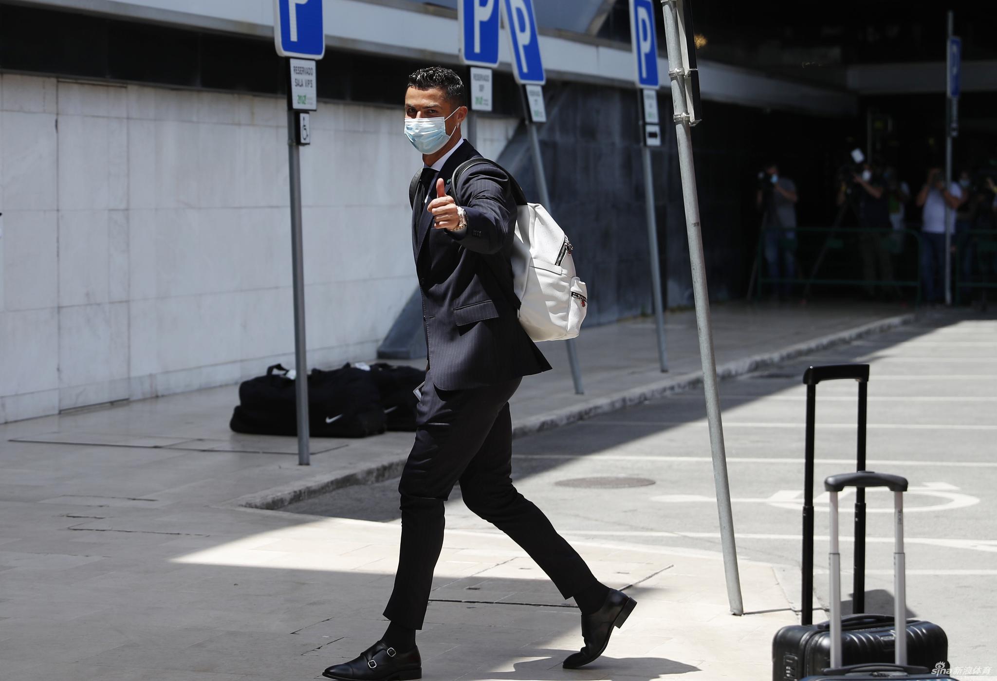 布鲁诺·费尔南德斯与贝尔纳多·席尔瓦并肩而行，曼市双星出征前神态轻松