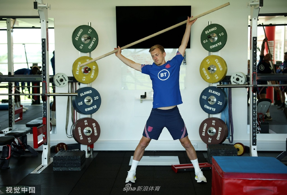 训练结束后，英格兰全队围成一圈聆听主帅总结，团队凝聚力在夕阳下拉出长长的影子。