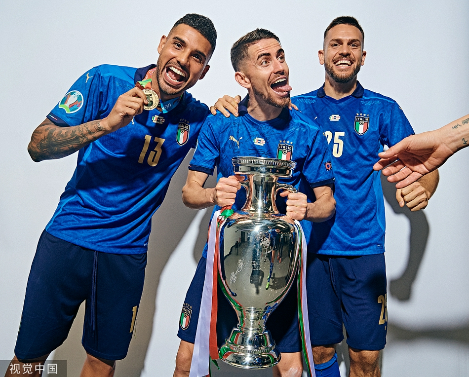 捧起奖杯的瞬间，玄冥二老基耶利尼和博努奇相视一笑，那笑容里是多年并肩作战的默契，是征服欧洲后的畅快，仿佛在说：老伙计，我们又做到了！