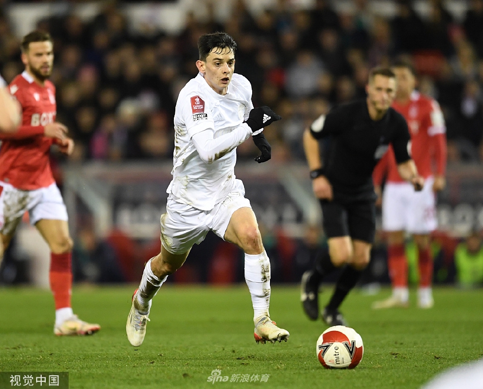 森林队后卫与阿森纳前锋在角球争夺中激烈对抗，双方寸土不让