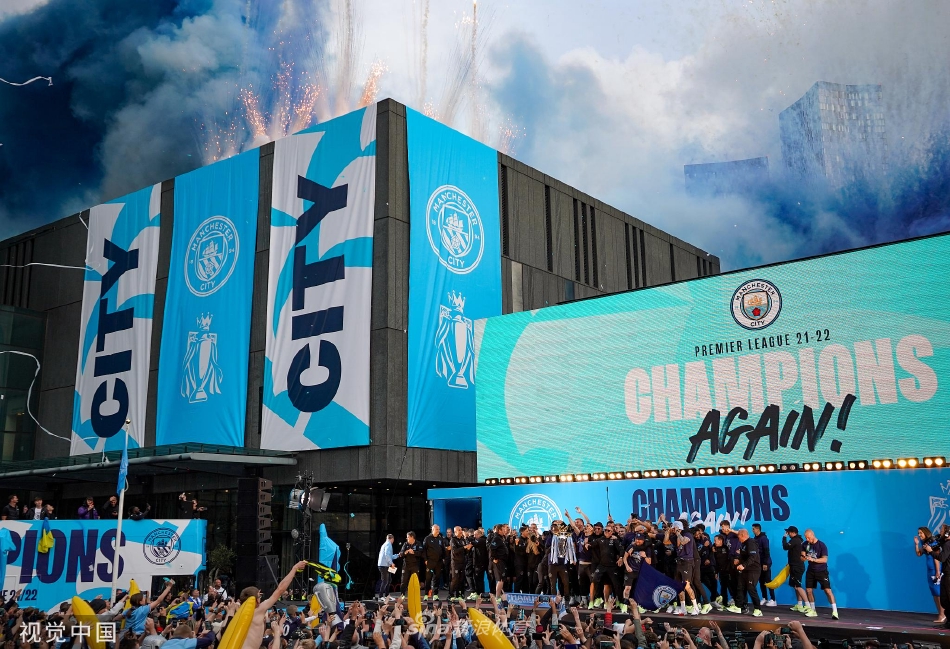 年轻球迷骑在家人肩上，手持‘我们是冠军’的标语，眼中闪烁着对球队纯粹的热爱与崇拜之光。