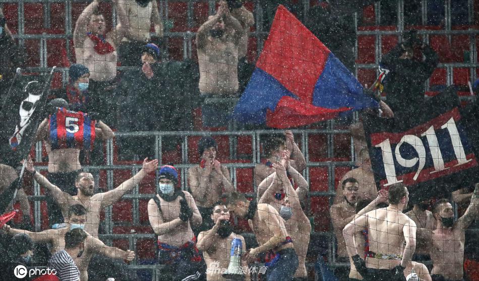 极寒之下，一名球迷的脸被冻得通红，但他的眼神却比身后的聚光灯还要炙热。他赤裸的身上落满雪花，像是一尊雕塑，用血肉之躯在冰雪中铸就了对球队最坚不可摧的信仰。