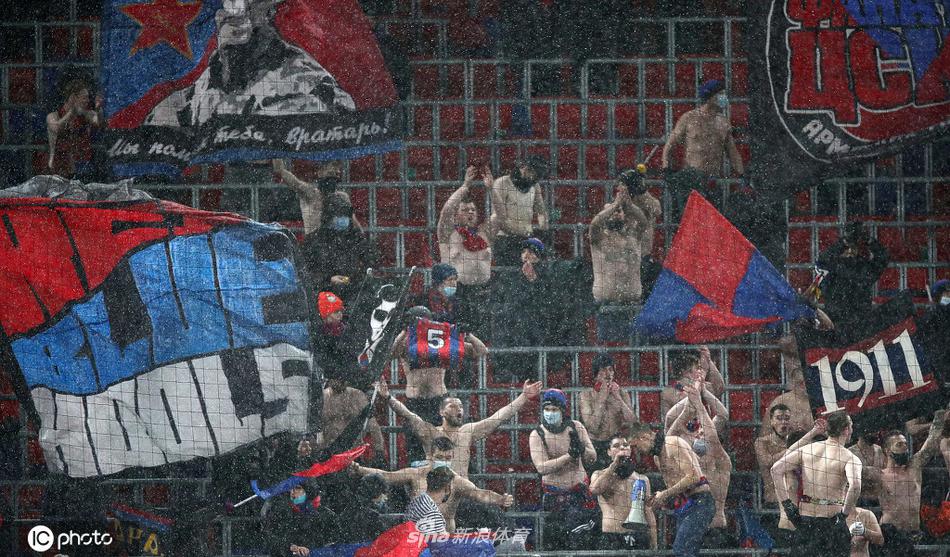 镜头拉近，可以看到雪花已经冻结在球迷的头发和眉毛上，宛如戴上了一顶白色的冰冠。尽管身体因寒冷而泛红，但他振臂高呼的姿势依然充满力量，这是只有真正热爱才能抵御的严寒。