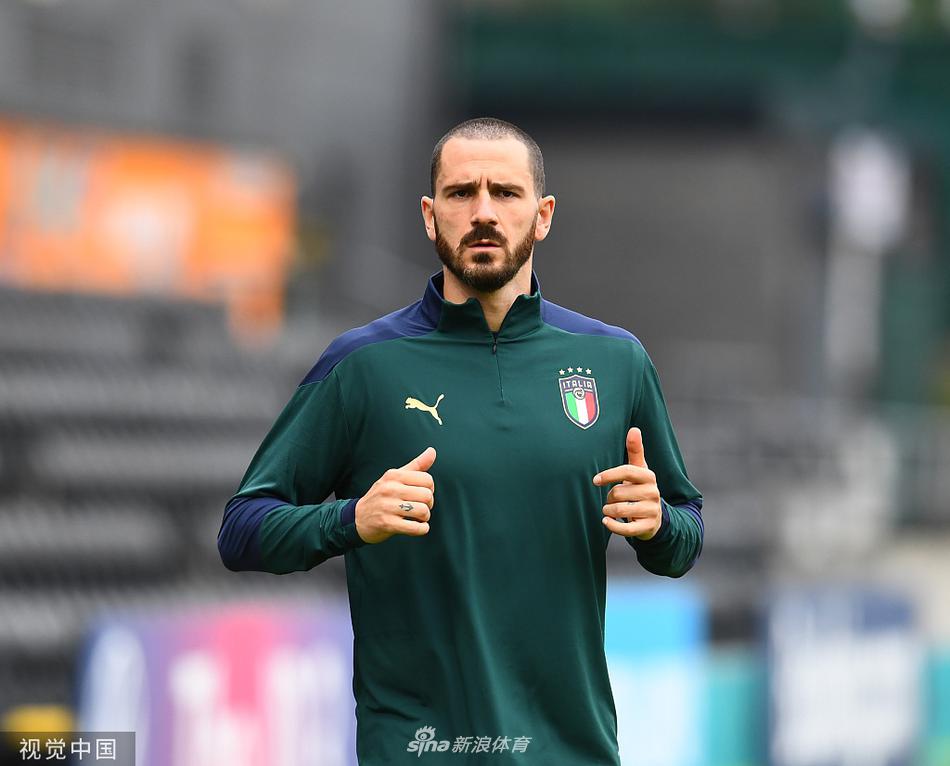 基耶萨在训练中露出灿烂的笑容，汗水浸湿了他的发梢，这位尤文图斯边锋眼神中闪烁着对胜利的渴望。明天，他将直面俱乐部队友莫拉塔，这场亦敌亦友的对决将是比赛的一大看点。