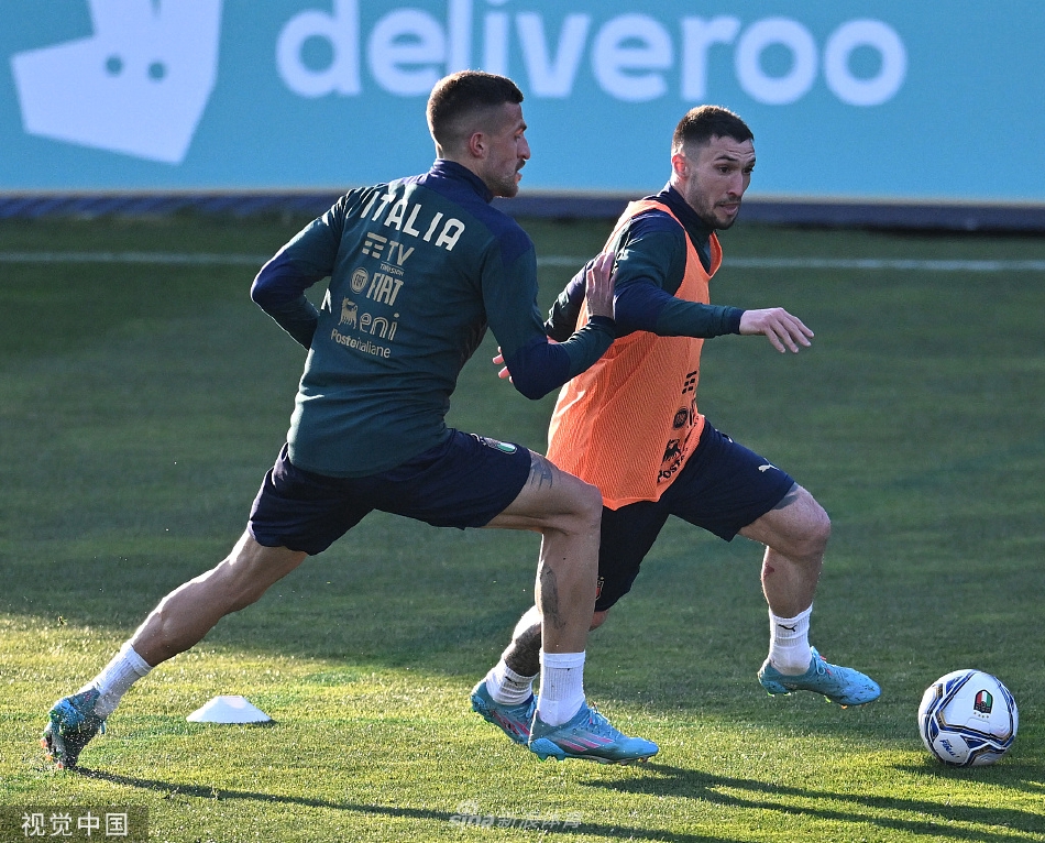 球员们围成一圈进行高强度传接球训练，皮球在蓝色身影间快速流转，划出一道道令人眼花缭乱的轨迹，展现出团队绝佳的默契与专注度。