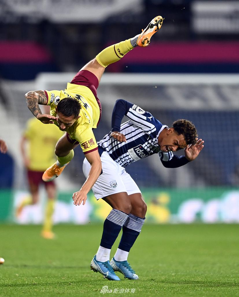 西布朗维奇主教练在场边神情严峻，双手插袋，目光紧锁场上局势变化