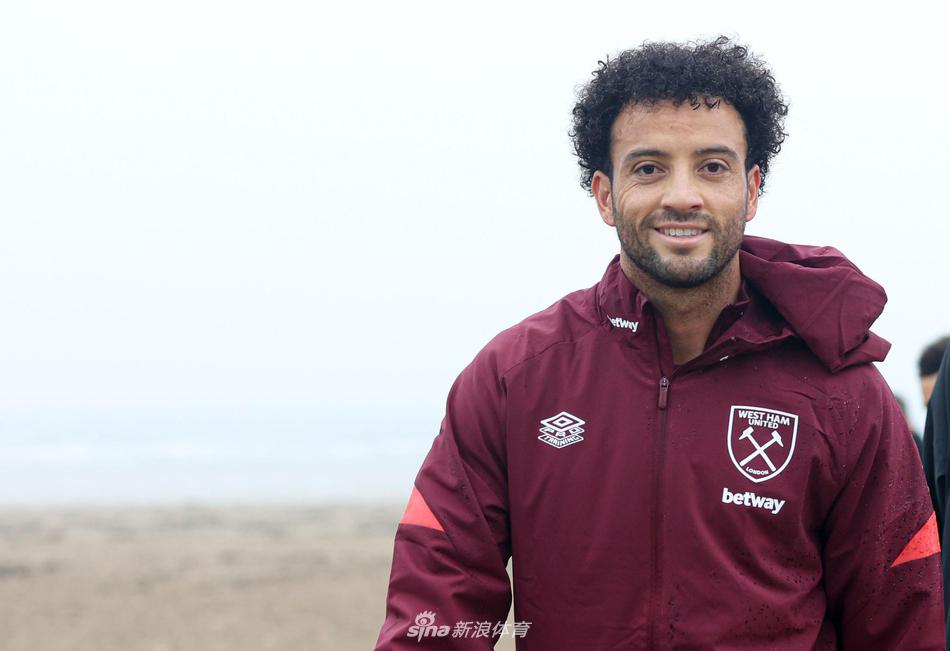 晨练结束后，几名球员放缓脚步，一边放松肌肉一边交流着刚才在大雾中跑步的感受。他们的身后，雾气正在快速消散，阳光透过薄雾洒下斑驳光影，预示着新的一天和新的希望即将到来。