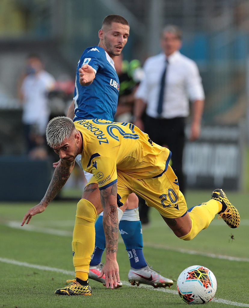 比赛结束后，布雷西亚的球员们肩并肩走向场边，向空旷的看台致意。他们的背影在灯光下显得格外高大，这场胜利是全队团结一心、拼搏到最后一刻的最好证明。