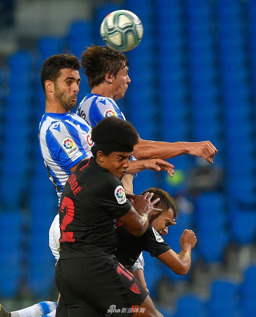 皇家社会攻击手在塞维利亚多人包夹防守下，依然试图用娴熟的盘带技术寻找突破口，蓝白间条衫在阳光下格外醒目