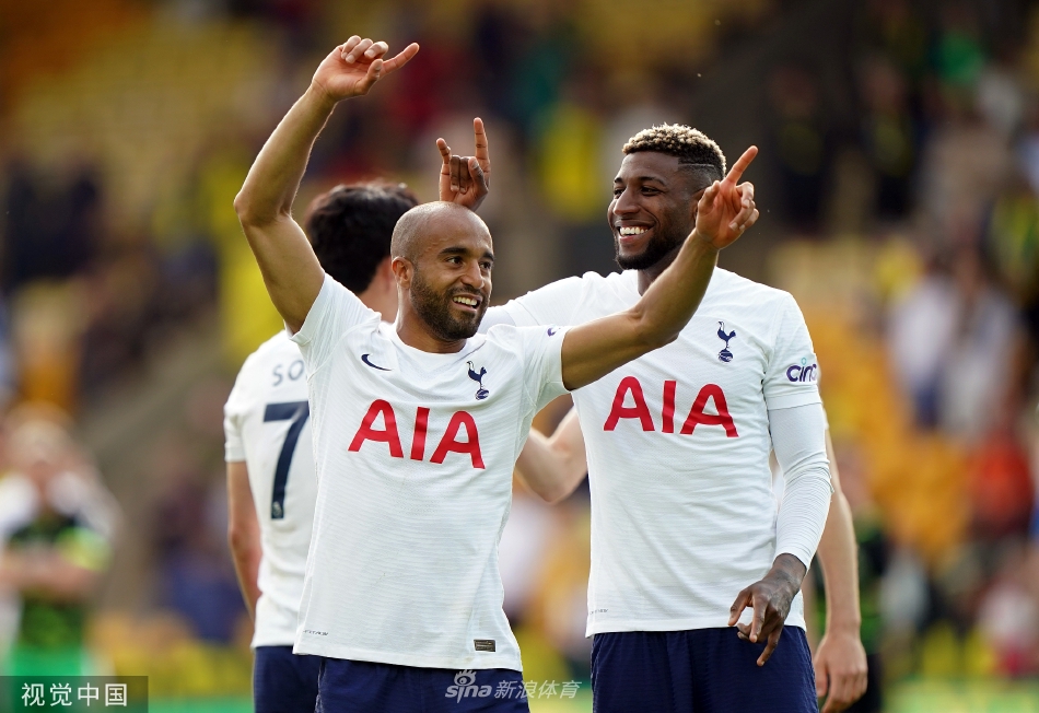 热刺队长哈里·凯恩在进球后握拳怒吼，霸气宣泄着锁定欧冠资格的激动情绪