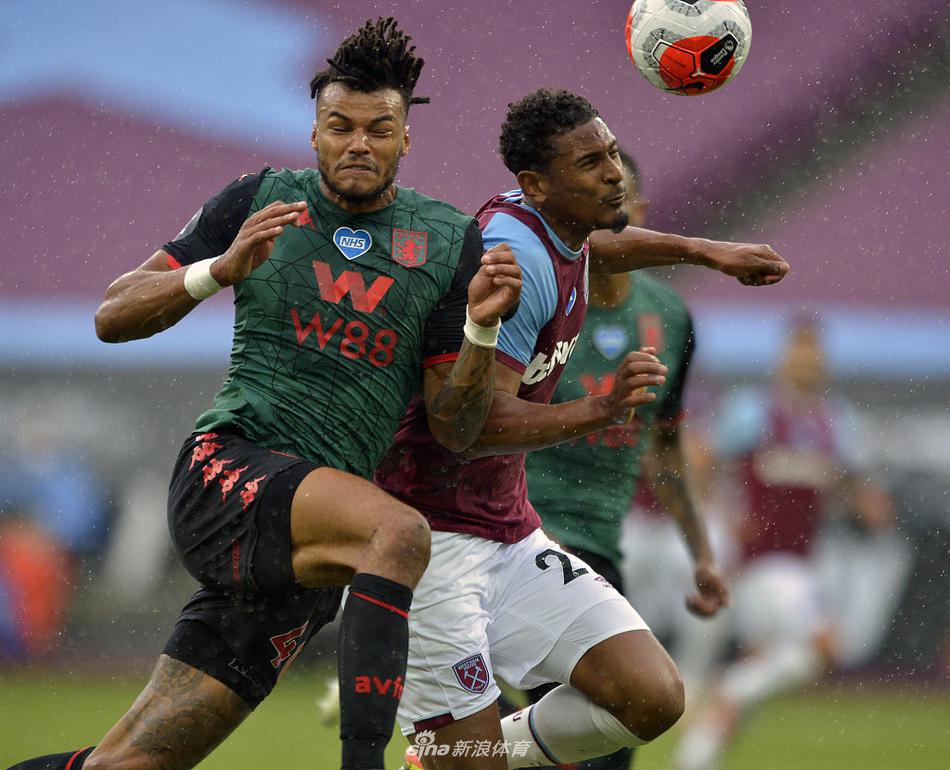 亚尔莫连科射门瞬间，皮球在空中发生剧烈折射，门将雷纳已经失去重心扑向反方向，只能眼睁睁看着皮球飞入网窝，场边的广告牌灯光映照出这充满戏剧性的一刻。