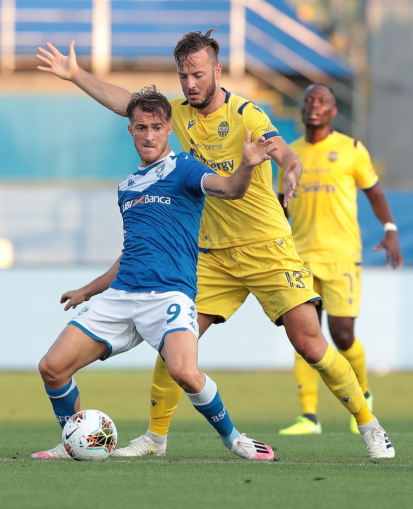 唐纳鲁马爆射破门后激情滑跪，他张开双臂，仰天长啸，草皮上被划出长长的痕迹，这记世界波完美地为这场艰难的胜利画上了句号。