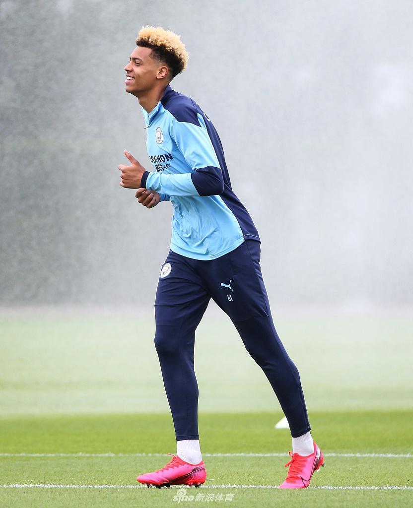 训练结束后，球员们放松交流，团队氛围轻松融洽