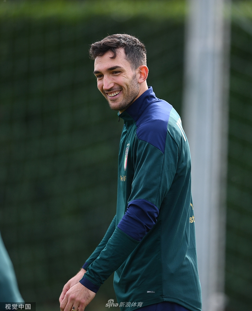 训练中的小基耶萨展现出了极佳的柔韧性与协调性，他在进行拉伸训练时面带微笑，整个科维齐亚诺训练中心似乎都因他的好心情而变得更加明媚，汗水在阳光下闪闪发光。