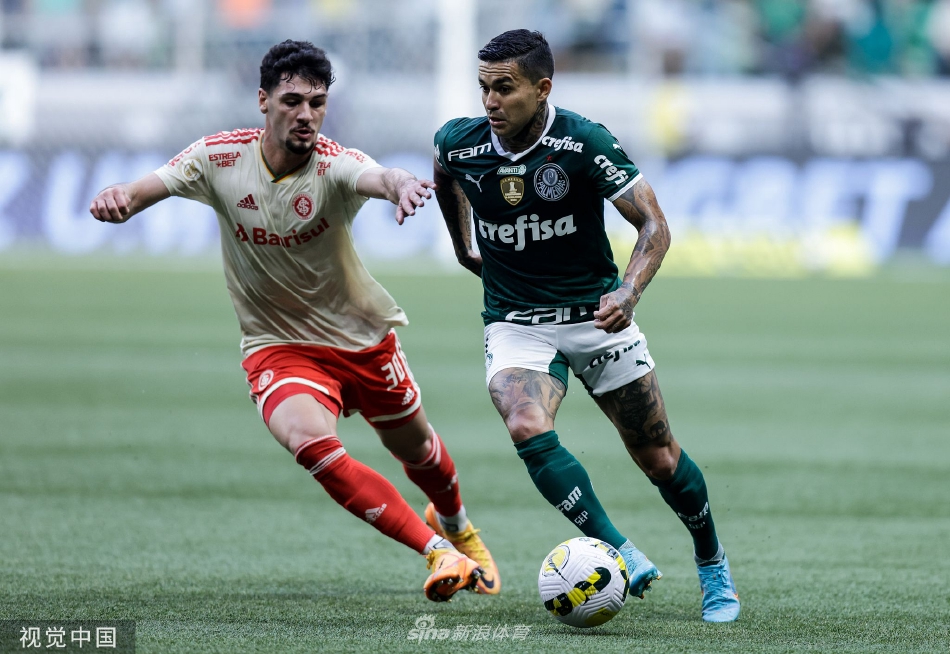 巴西国际球员亚历山大·阿莱芒进球后张开双臂奔向角旗区，脸上写满狂喜与释放