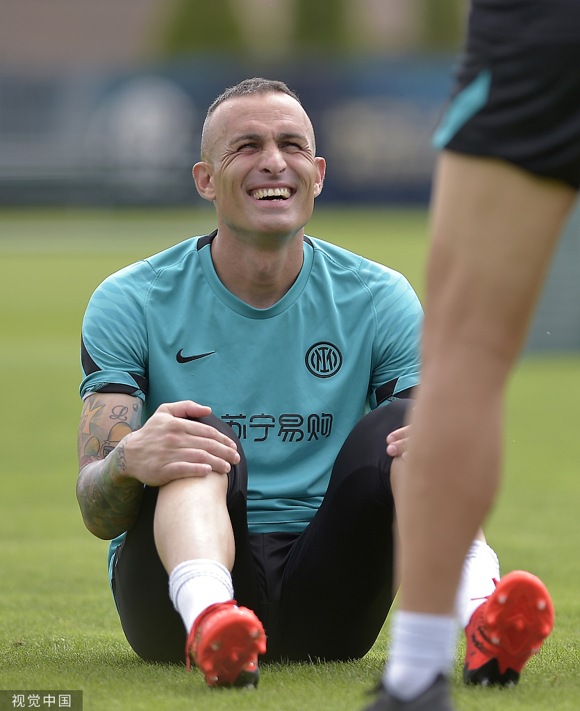 中场的节拍器布罗佐维奇在分组对抗中从容转身，他的眼神仿佛已经洞察了全场局势，即将为锋线输送出一记致命传球。