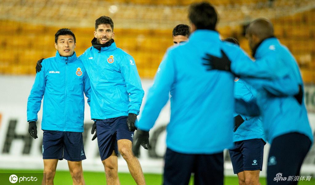 武磊在高速带球中突然变向，脚下的皮球仿佛黏在鞋钉上，他灵巧地摆脱了防守球员的纠缠，引得场边教练组连连点头。