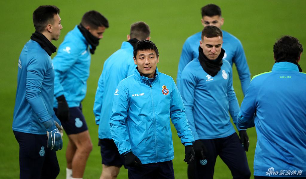 武磊在训练场上露出灿烂笑容，眼神中充满自信，他轻松地完成热身动作，仿佛将客场的压力完全抛诸脑后。