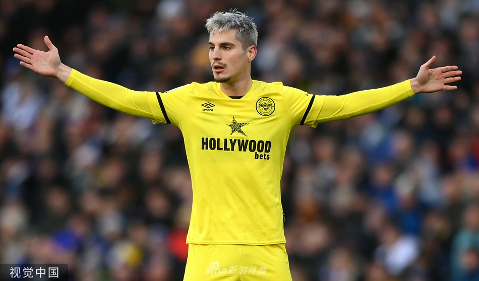 利兹联球员拉菲尼亚在边路护球，面对布伦特福德两名防守队员的夹击，他奋力保持球权，为球队争取宝贵的进攻时间