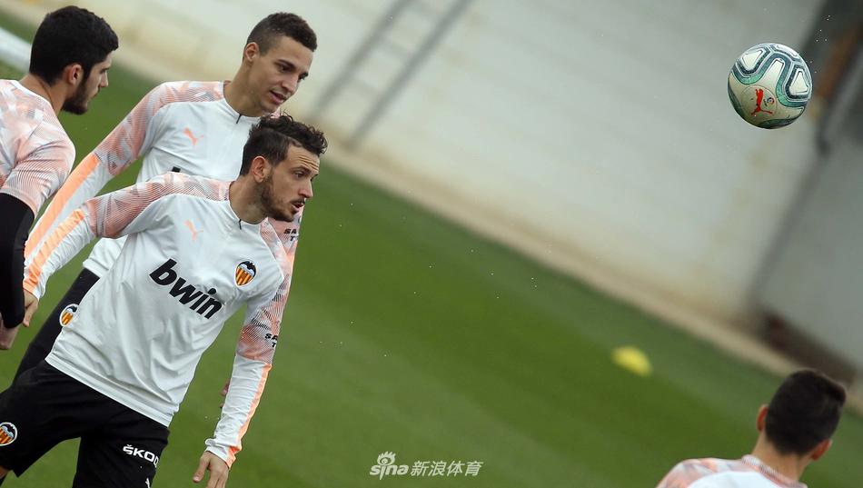 在训练场上，一位瓦伦西亚球员正全神贯注地进行控球练习，脚下的皮球仿佛被无形的线牵引，他锐利的目光早已投向远方，那里是未来对手的球门，也是球队胜利的希望。