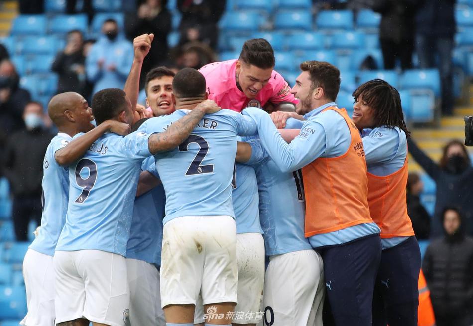 阿圭罗在进球后张开双臂激情奔跑，他身后的埃弗顿门将皮克福德只能无奈地跪地目送，整个伊蒂哈德球场都成为了他一个人的庆祝舞台。