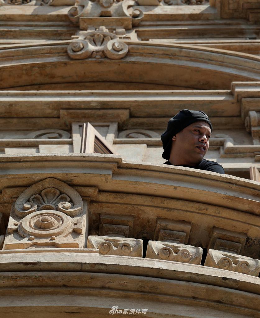 尽管经历了数月的监禁，罗纳尔迪尼奥在离开酒店时仍不忘向守候的球迷挥手致意，他标志性的龅牙笑容再次浮现，眼中闪烁着对未来的希望与感激。