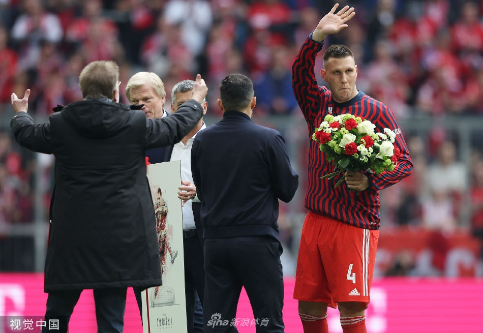 聚勒独自站在球场中央向四周看台挥手，身影在广阔的绿茵场上显得深情而不舍