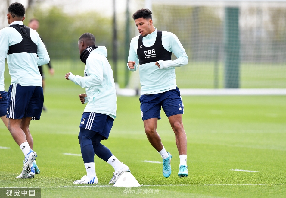 球队训练结束后，球员们围成一圈相互加油鼓劲，展现出强大的团队精神。