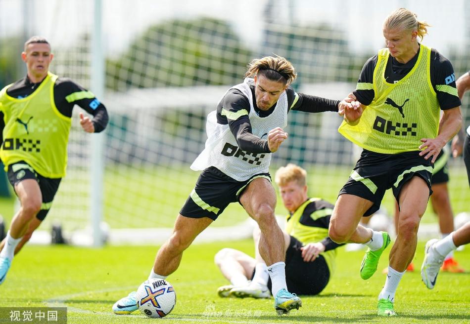 曼城全队围成一圈聆听主帅战术部署，专注神情透露出对胜利的渴望