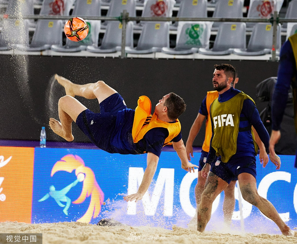 官方吉祥物“扎里什卡”成为训练场边的绝对焦点，它伸展着如同火焰般的翅膀，踮起脚尖模仿球员踢球，为严肃的备战氛围注入了无限欢乐与活力，仿佛在预言这将是一届火热的赛事。