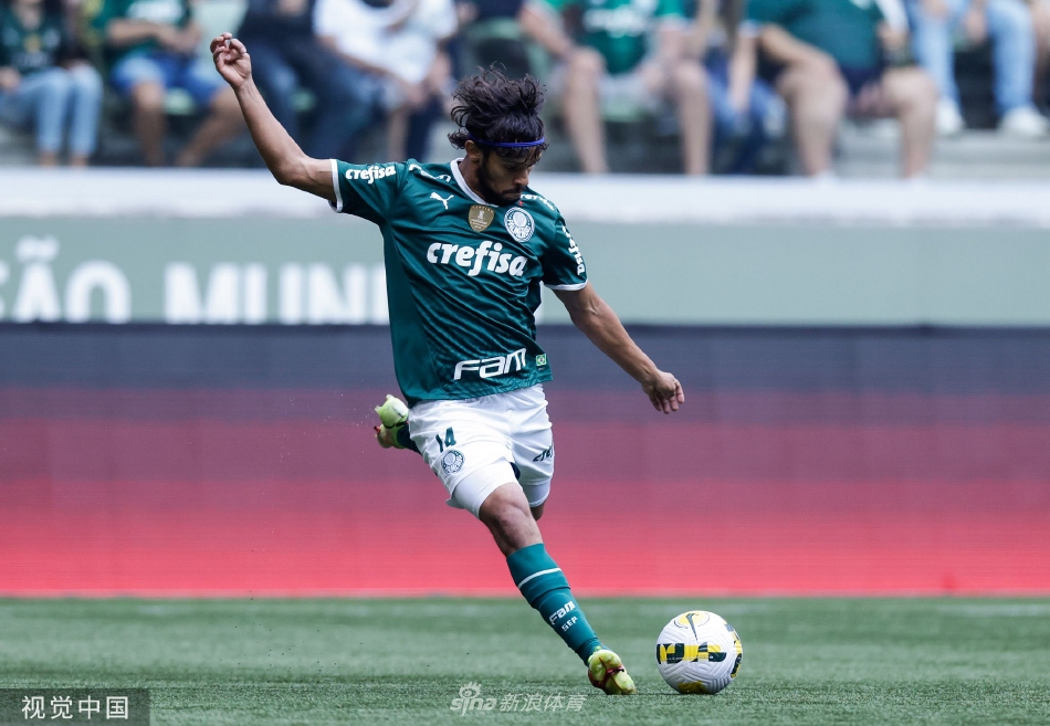 比赛结束后，帕尔梅拉斯全队肩并肩走向看台，向主场球迷挥手致谢，共同分享胜利喜悦