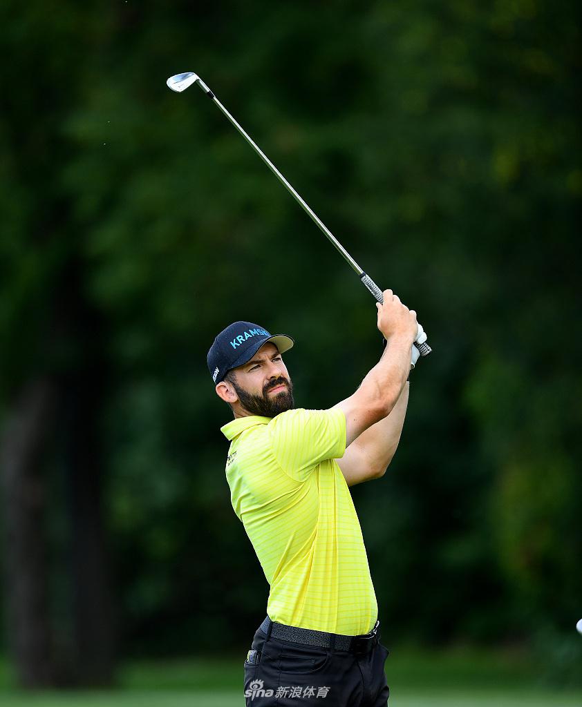 沃伦在获胜后握拳庆祝，脸上洋溢着如释重负的灿烂笑容