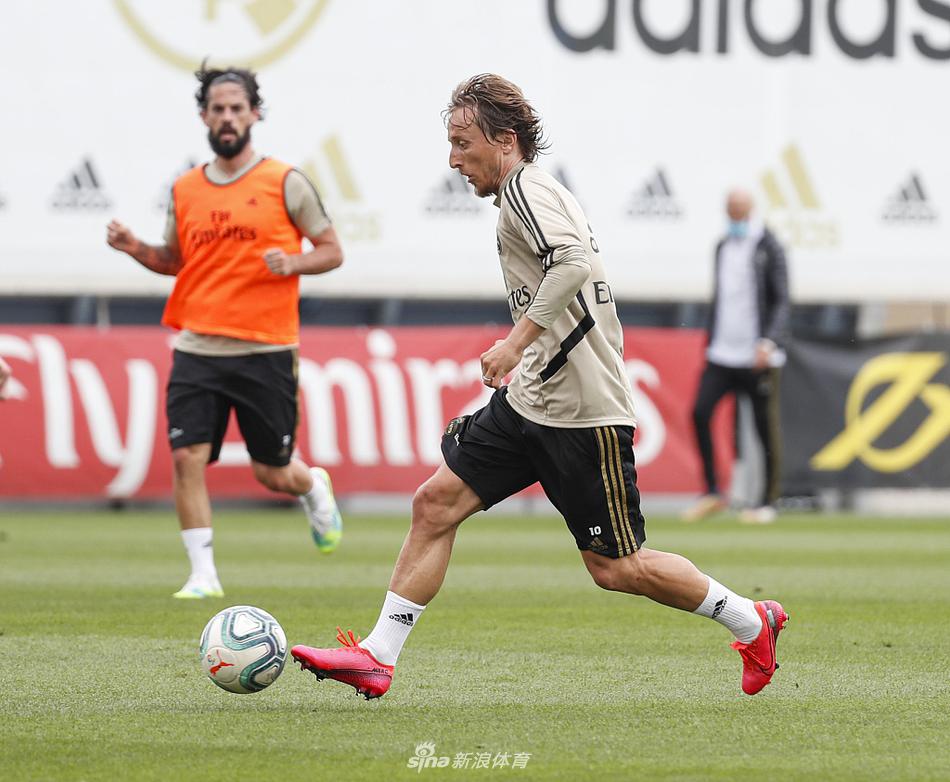 戴着口罩的齐达内目光如炬，他双手抱胸站在场边，像一位运筹帷幄的将军，审视着他的士兵们在决战前的最后一次沙场点兵。