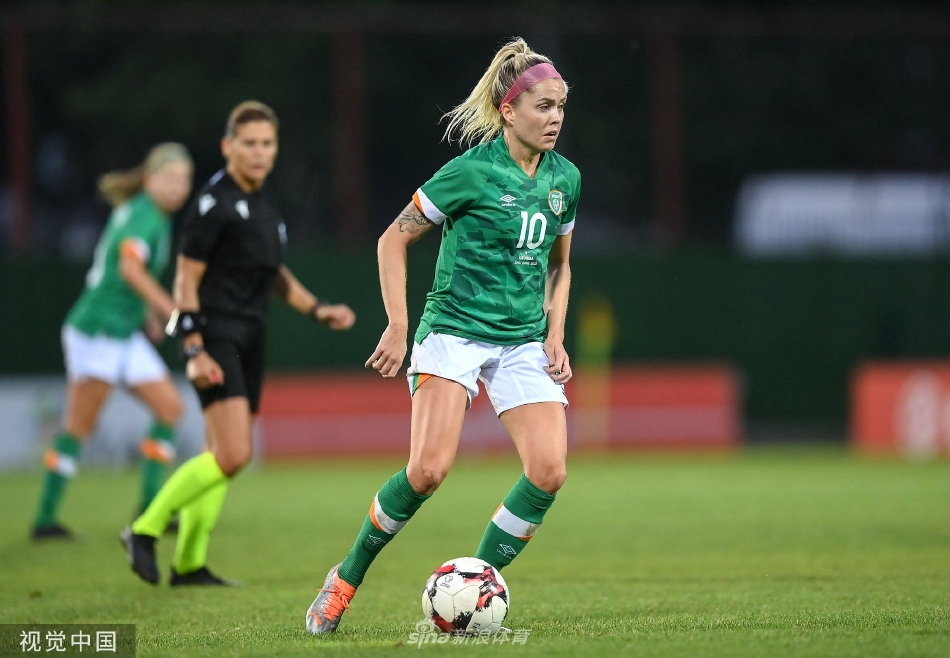 爱尔兰中后卫尼夫·费伊在攻入国家队生涯首球后，与队友紧紧相拥，脸上洋溢着难以置信的狂喜，这一刻的释放是她为爱尔兰出战百余场后的至高奖赏。