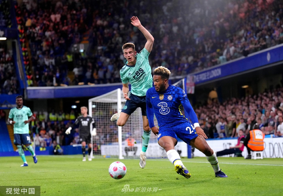 终场哨响，双方球员相互致意，激烈竞争后留下的是彼此尊重