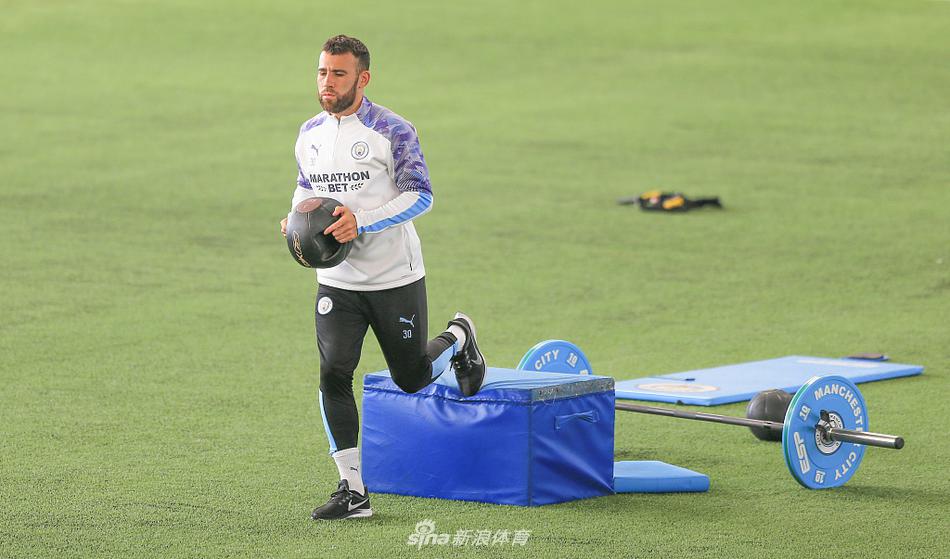 斯特林在高速盘带中露出标志性的笑容，阳光在他汗湿的皮肤上折射出光芒，仿佛一道蓝色的闪电划过训练场，将快乐足球与顶级职业素养完美融合。