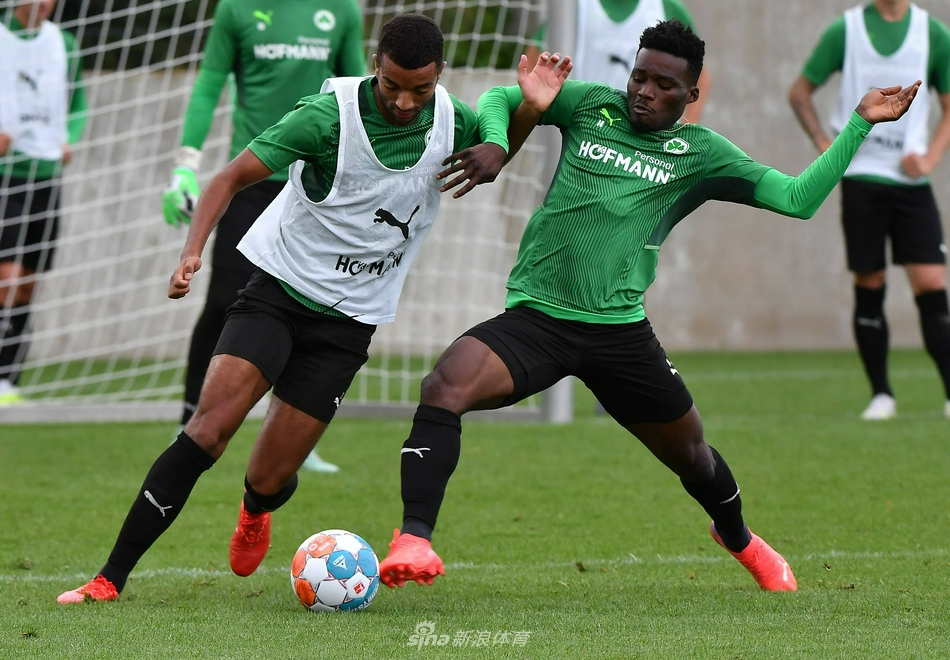 菲尔特队的球员们围成一圈，进行抢圈训练，皮球在他们脚下快速传递，气氛紧张而活跃，团队默契在一次次触球中培养