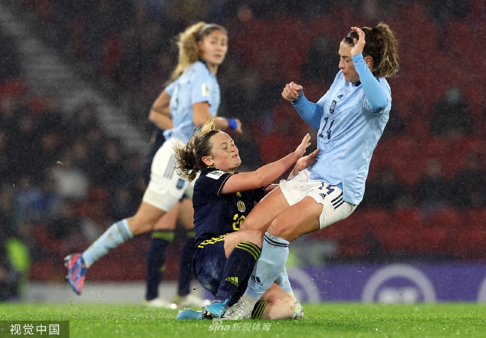 比赛结束后，双方球员相互致意，西班牙球员庆祝胜利，苏格兰球员面露遗憾