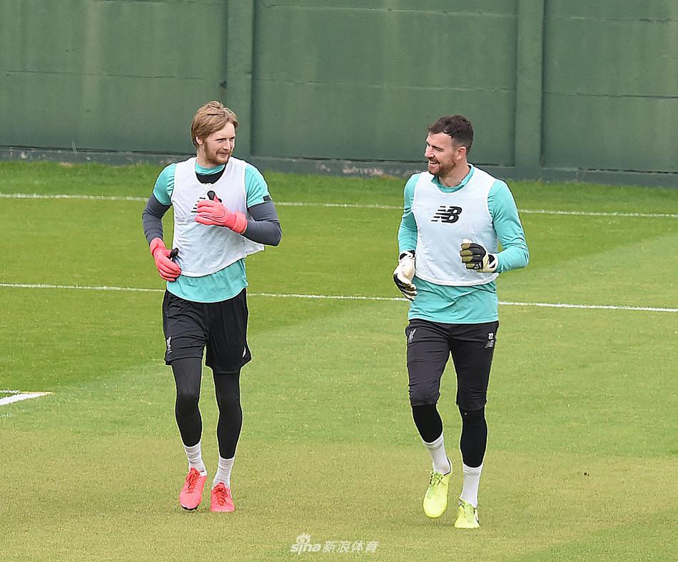 在阳光下，队长亨德森正以标志性的手势大声指挥，眼神中透露着不容置疑的坚定，仿佛要将因疫情而中断的赛季激情，重新点燃在每一次传递之中。