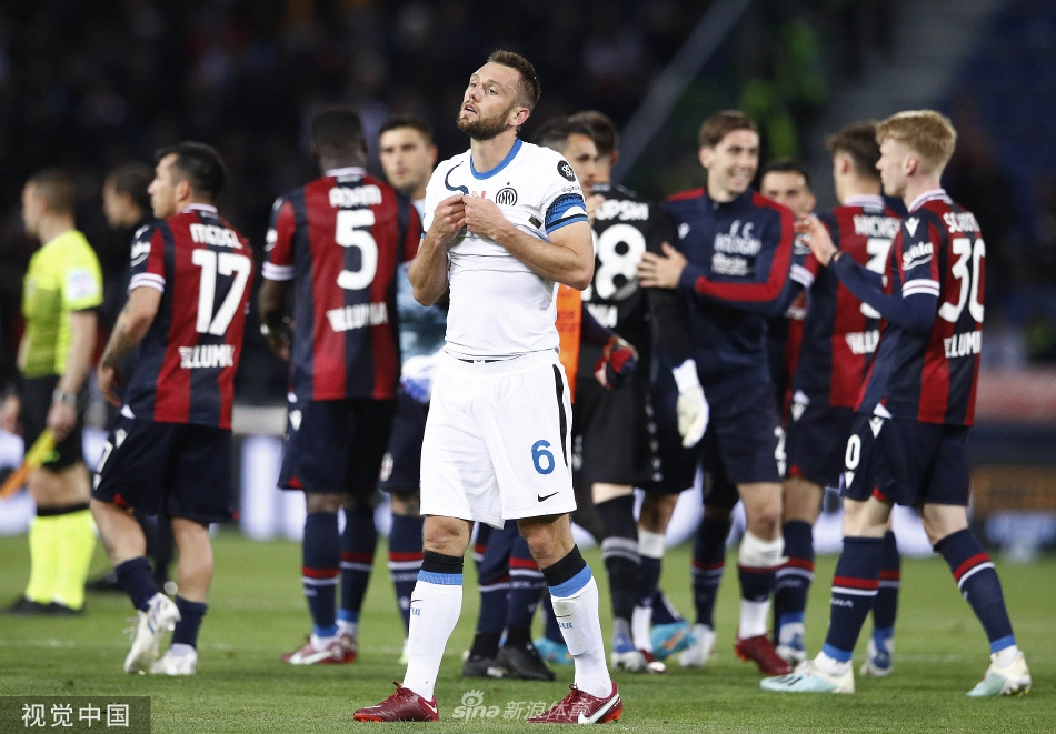 博洛尼亚球员桑索内打入绝杀进球后张开双臂，在绿茵场上疯狂奔跑庆祝，身后是目瞪口呆的国米后卫与欣喜若狂的队友。